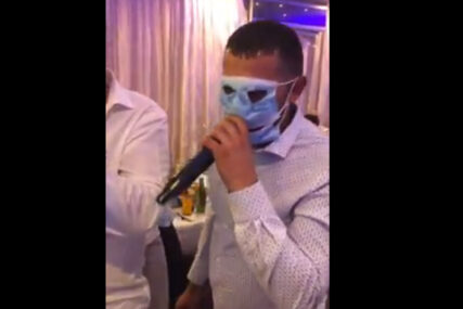 HIT SNIMAK SA VESELJA Pjevač stavio dvije maske preko lica, oči se jedva vidjele (VIDEO)