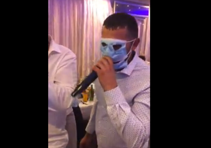 HIT SNIMAK SA VESELJA Pjevač stavio dvije maske preko lica, oči se jedva vidjele (VIDEO)