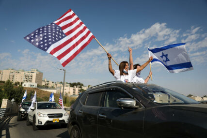 UKRASILI AUTOMOBILE ZASTAVAMA Konvoj vozila podrške Trampu iz Tel Aviva do Jerusalima