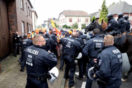 POLICIJU GAĐALI KAMENICAMA I FLAŠAMA Privedeno 150 demonstranata u Berlinu