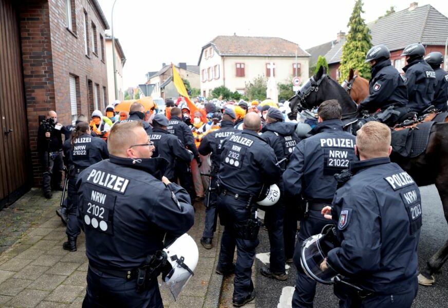 POLICIJU GAĐALI KAMENICAMA I FLAŠAMA Privedeno 150 demonstranata u Berlinu