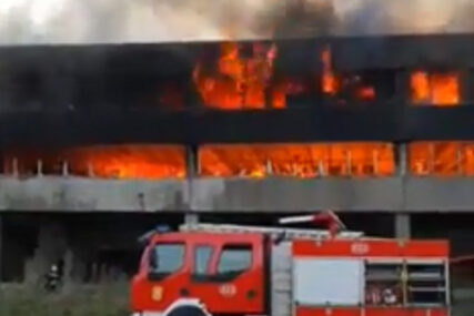 STANOVNIŠTVO OPET SUMNJA NA MIGRANTE Izbio požar u napuštenom objektu u poslovnoj zoni u Bihaću (VIDEO)