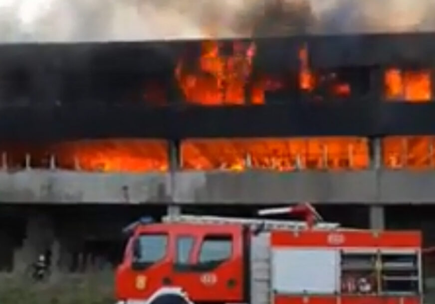 STANOVNIŠTVO OPET SUMNJA NA MIGRANTE Izbio požar u napuštenom objektu u poslovnoj zoni u Bihaću (VIDEO)