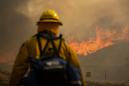 NAREĐENA EVAKUACIJA 60.000 LJUDI Veliki požar zahvatio jug Kalifornije