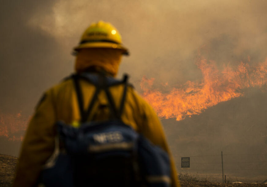 NAREĐENA EVAKUACIJA 60.000 LJUDI Veliki požar zahvatio jug Kalifornije