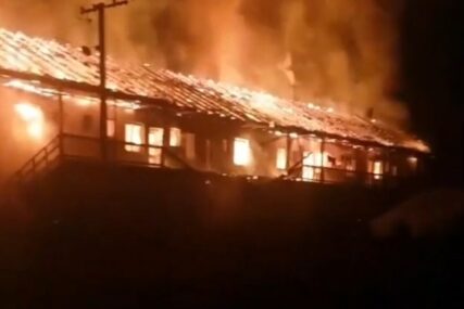 BEZ KROVA NAD GLAVOM OSTALO 20 PORODICA U velikom požaru izgorjela CIJELA ZGRADA (VIDEO)