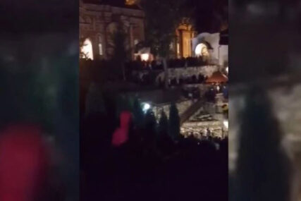 EPIDEMIOLOZI UPOZORAVAJU, A NAROD... Na proslavi crkvenog praznika se okupilo više hiljada ljudi (VIDEO)
