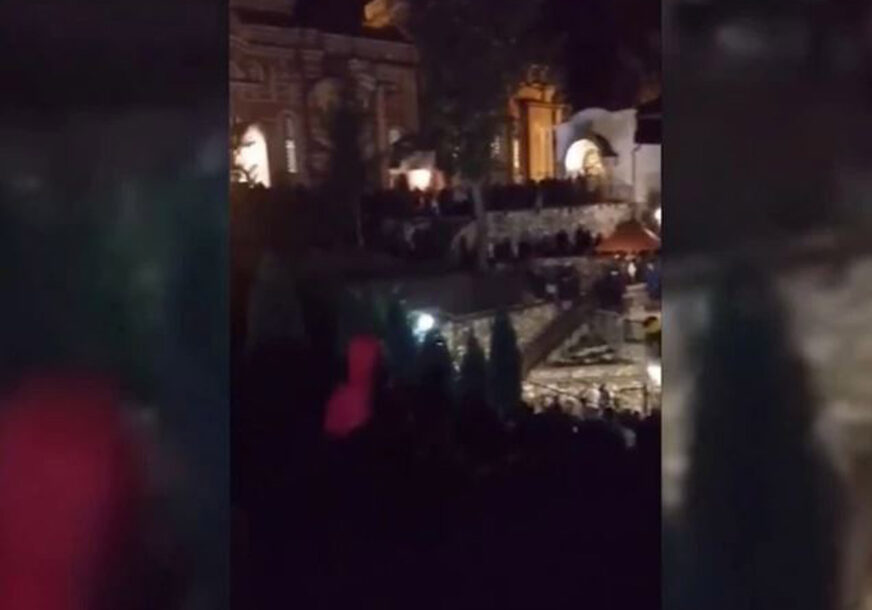 EPIDEMIOLOZI UPOZORAVAJU, A NAROD... Na proslavi crkvenog praznika se okupilo više hiljada ljudi (VIDEO)