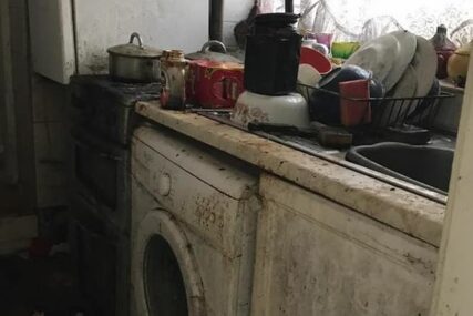 IZA SVEGA SE KRIJE TUŽNA PRIČA Šestoro ljudi čistilo kuću 50 sati, prljavština se gomilala godinama (FOTO)