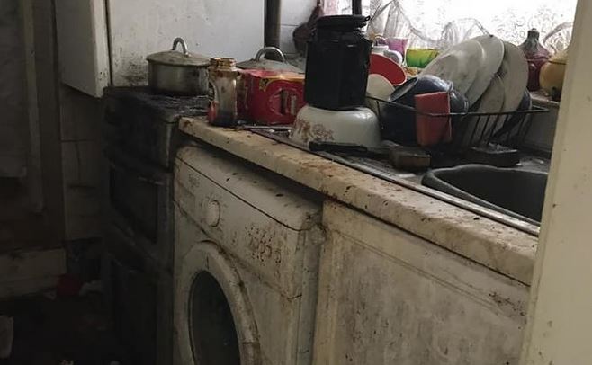 IZA SVEGA SE KRIJE TUŽNA PRIČA Šestoro ljudi čistilo kuću 50 sati, prljavština se gomilala godinama (FOTO)