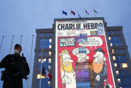 POČAST UBIJENOM PROFESORU Na zgradama u Francuskoj projektovane naslovnice Šarli Ebdo (FOTO)