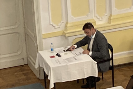 ZA NJIH PRAVILA NE VAŽE Pojedini odbornici na Skupštini grada NE NOSE MASKE (FOTO)