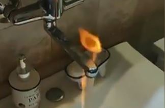 “IDE NAFTA IZ SLAVINE” Zapalio vodu nad lavaboom, mlaz gori, tviteraši predlažu flaširanje i prodaju (VIDEO)