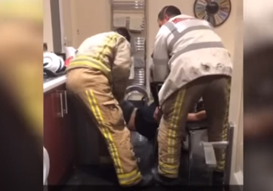 NESVAKIDAŠNJA SPASILAČKA MISIJA Studentkinju zaglavljenu u veš mašini "izvukli" vatrogasci (VIDEO)