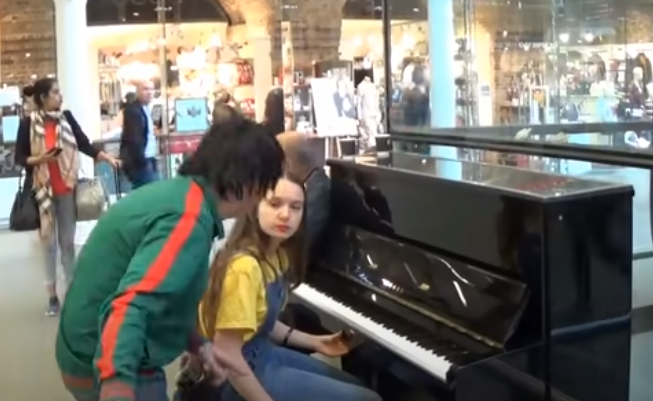 KAKAV PREOKRET Tinejdžerka je svirala klavir kada joj je prišao ČUDAK i tražio da sjedne, tada je nastala ČAROLIJA (VIDEO)