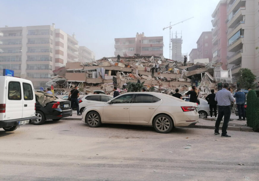 NOVI CRNI BILANS Najmanje 36 osoba stradalo u potresu u Izmiru, 885 povrijeđeno