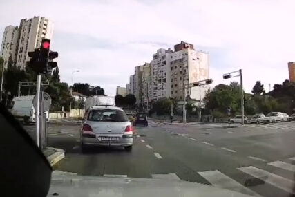 "NEKA, ZASLUŽIO JE!" Bahati vozač surovo PRETEKAO KOLONU i prošao na crveno, njih nije očekivao (VIDEO)
