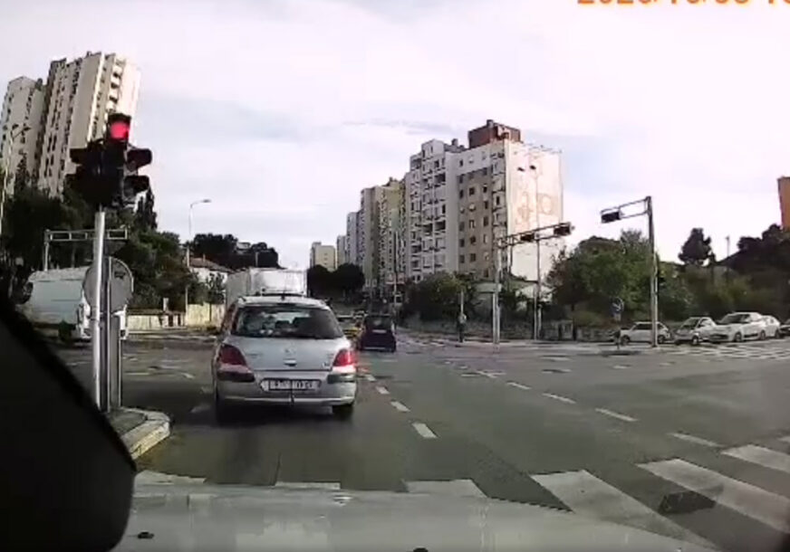 "NEKA, ZASLUŽIO JE!" Bahati vozač surovo PRETEKAO KOLONU i prošao na crveno, njih nije očekivao (VIDEO)