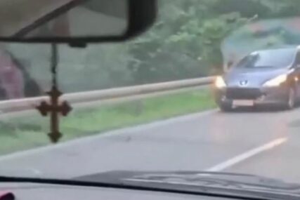 BAHATO I OPASNO Vozač "pežoa" vozi u kontrasmjeru, ostali ga mukom izbjegavaju (VIDEO)