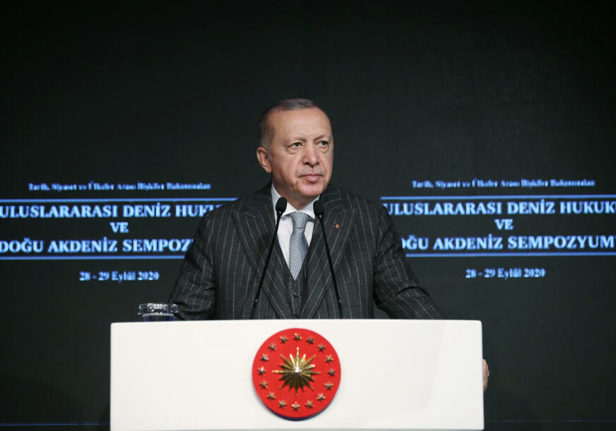 “POTREBAN MU JE MENTALNI TRETMAN” Erdogan oštro odgovorio Makronu