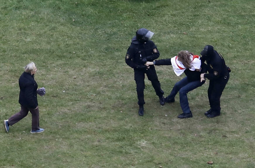 INCIDENT TOKOM PROTESTA U BJELORUSIJI  Bačena tri Molotovljeva koktela na štab policije