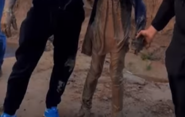 NISU MOGLI DA GA UGRIJU Dječak spasen iz živog blata (VIDEO)