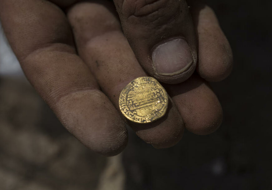 “NAORUŽALI” SE DETEKTORIMA METALA Tražili novčiće iz antičkog doba pa zaradili krivične prijave