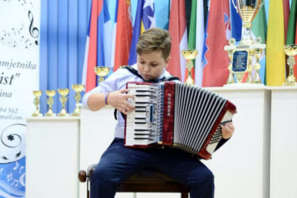 Jedanaestogodišnjak niže uspjehe: Virtuoz na harmonici Đorđe Perić osvojio gran-pri u Portugalu