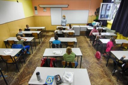 ĐACI VAN KLUPA Zatvorena škola u Rimu zbog brazilskog soja korona virusa
