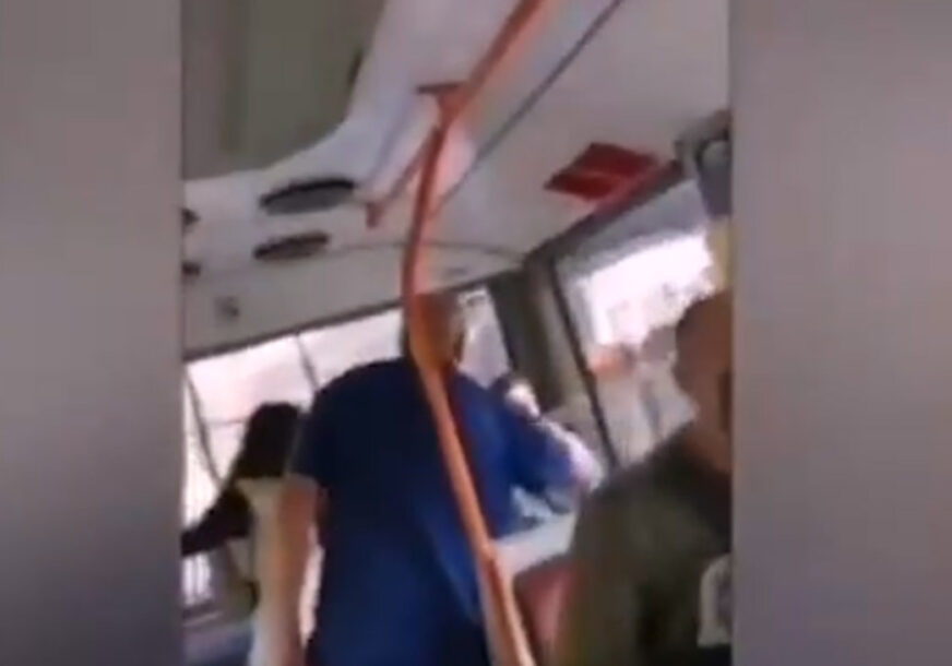 "HOĆEŠ ŠAMARČINU" Svađa vozača i putnika bez maske u javnom prevozu (VIDEO)