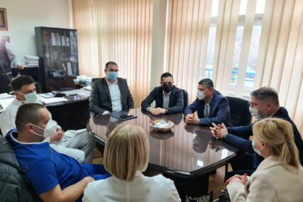 ZAJEDNIČKI U BORBI PROTIV KORONE Ministar Šeranić i gradonačelnik Doboja posjetili Jedinicu za intezivnu njegu (FOTO)