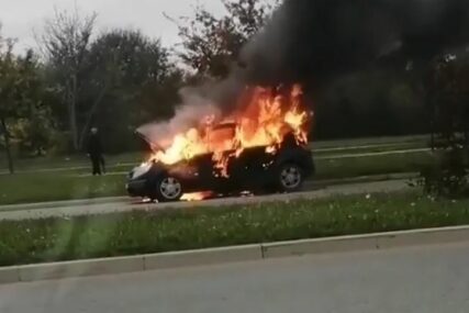 “LJUDSKOSTI GDJE NESTADE” Automobil se zapalio na putu, vozač uspio da izađe na vrijeme (VIDEO)