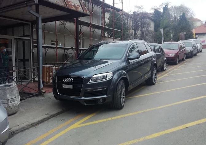VRHUNAC BAHATOSTI Parkirao ispred Infektivne klinike, zaposleni ga prijavili