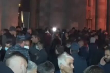 TENZIJE SE NE SMIRUJU Demonstranti probili kordon i upali u zgradu Vlade (VIDEO)