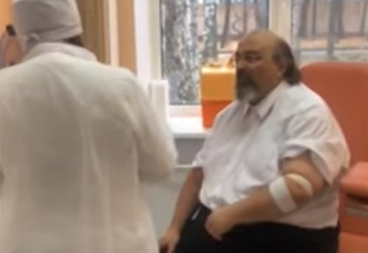 ISPUNIO OBEĆANJE Crnogorski doktor iz Moskve primio rusku vakcinu (VIDEO)