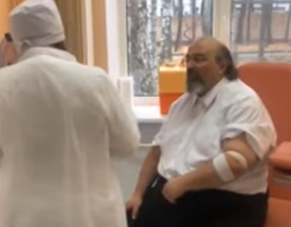 ISPUNIO OBEĆANJE Crnogorski doktor iz Moskve primio rusku vakcinu (VIDEO)