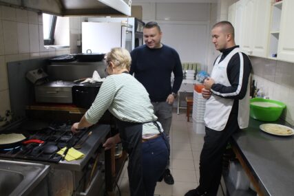 DOBAR ODZIV Akciji pripremanja hrane za BOLNIČARE u Gradiški pridružuju se mnogi