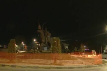 "ZA NAROD NIKO NEMA SLUHA" Objavljen snimak pokušaja paljenja srpske zastave u Gračanici (VIDEO)