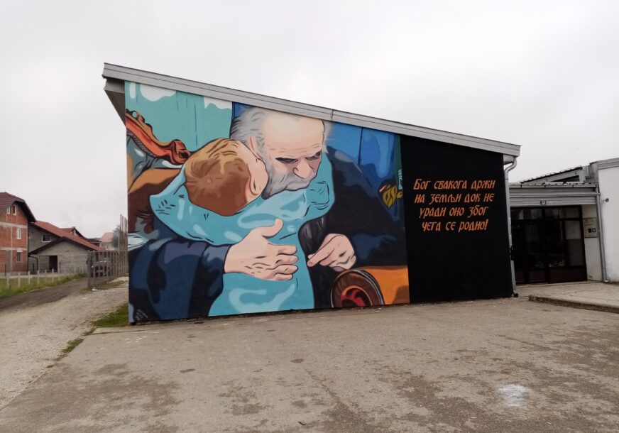 MURAL POSVEĆEN MITROPOLITU AMFILOHIJU U Prijedoru završeno oslikavanje u čast velikog duhovnog vođe (FOTO)