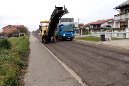 RUPE PROŠLOST U JEDNOJ OD NAJPROMETNIJIH SAOBRAĆAJNICA U Prijedoru brojne ulice asfaltirane UOČI IZBORA