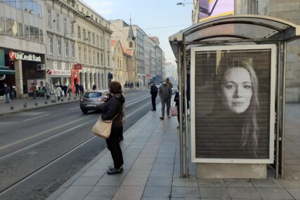 VRIJEME ZA "BUĐENJE" Na bilbordima u Bosni i Hercegovini političare zamijenila umjetnost (FOTO)