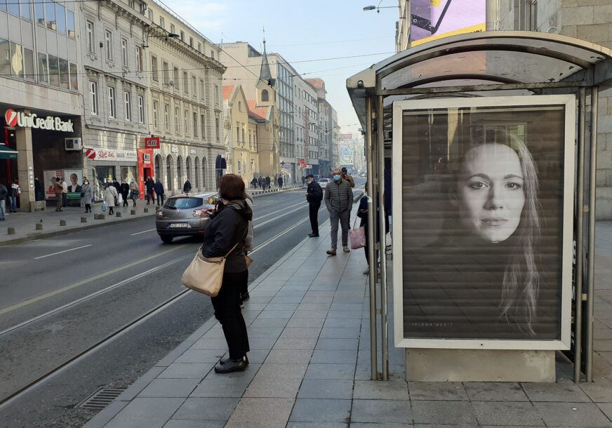 VRIJEME ZA "BUĐENJE" Na bilbordima u Bosni i Hercegovini političare zamijenila umjetnost (FOTO)