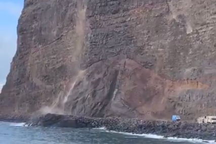STRAHUJE SE DA IMA ZAROBLJENIH ISPOD STIJENA Dio litice se odvalio i srušio na plažu na Kanarskim ostrvima (VIDEO)