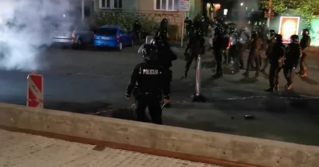 Haos na protestu u Sloveniji: Ubačen suzavac u prostorije "N1" u Ljubljani