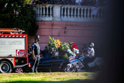 BROJNI NAVIJAČI POSLJEDNJI PUT POZDRAVILI LEGENDU Maradona sahranjen u prisustvu rodbine i prijatelja