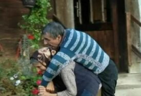 (FOTO) "Opet bih ga nosila da mi je živ" Olga (85) je punih 60 godina nosila bolesnog sina na leđima, evo šta je poručila mladima majkama