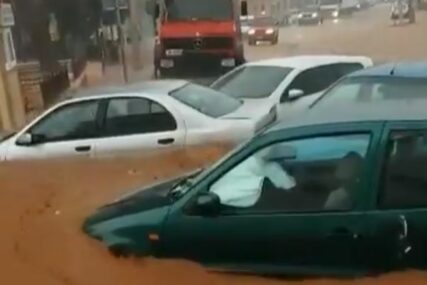 ULICE POSTALE RIJEKE Snažne poplave pogodile Grčku, voda nosila automobile (VIDEO, FOTO)