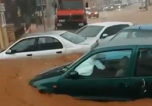 ULICE POSTALE RIJEKE Snažne poplave pogodile Grčku, voda nosila automobile (VIDEO, FOTO)
