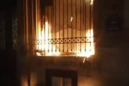 HAOS NA ULICAMA PARIZA Demonstranti zapalili centralnu banku, okršaj sa policijom (VIDEO)