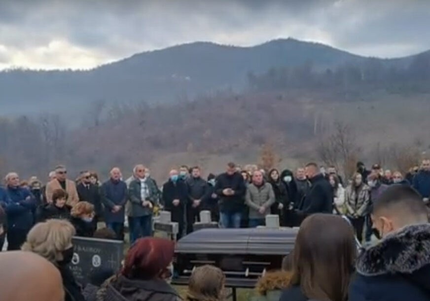 "BIO JE HUMANISTA, VOLIO JE HARMONIKU I DRUŽENJE" Veliki broj ljudi na sahrani Pere Gudelja, privrednika iz Viteza (VIDEO)